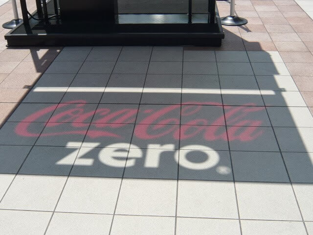 影が広告になるコカ・コーラZEROのベンチ